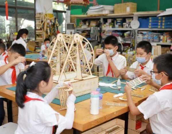 學黨史 開新局｜將黨史學習教育融入散學典禮！寶民小學師生重溫紅色經(jīng)典齊唱紅色歌曲